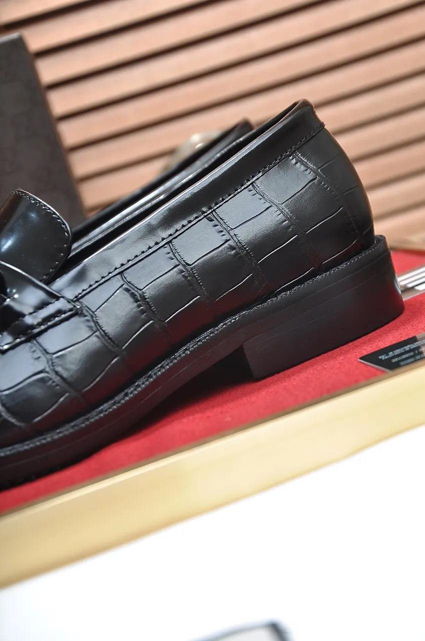 Men's shoes💰460💶Italy's top luxury men's shoe giant [GUCCI] has arrived in new style🍃Original European style🔰 Pleasant to the eye😍In order to make the shoes more durable and non-deformable🌀The production continues to follow traditional methods but there is still no lack of innovation💪The original sheepskin is chosen for the leather♻Smooth, natural and extra bright⭐Made of imported cowhide, the first choice of the rich 38-45 (45 customized)